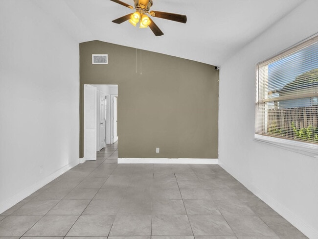 Photo - 525 NW 10th Ave