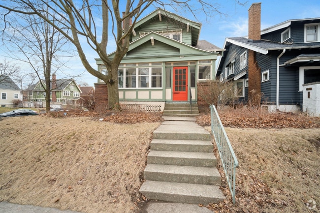 Building Photo - 1931 E Kenwood Blvd Rental