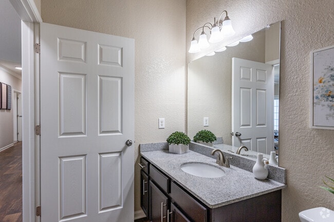 2BR, 2BA - Kirby - 1,108SF - Secondary Bathroom