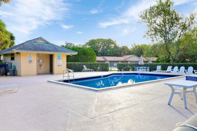 Photo - 9440 Meadowood Dr Unit 102