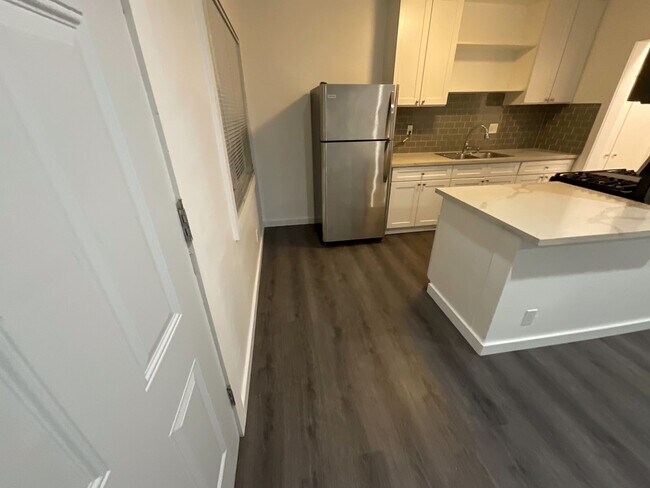 2652 Queen St Unit 2652 3/4