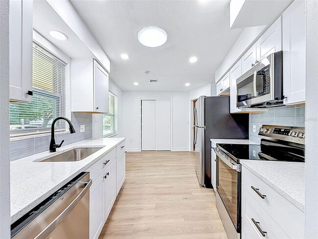 Photo - 850 Karen St
