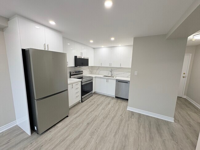 Photo - Beautiful Fully Renovated 1 bedroom with In suite Laundry Unit 401