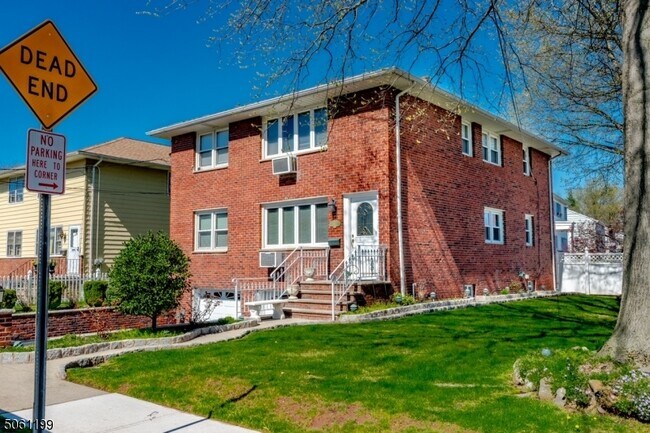 Photo - 887 Hobson St