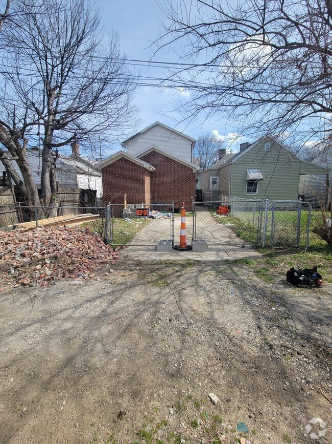 Building Photo - Spacious 3-bedroom Brick House