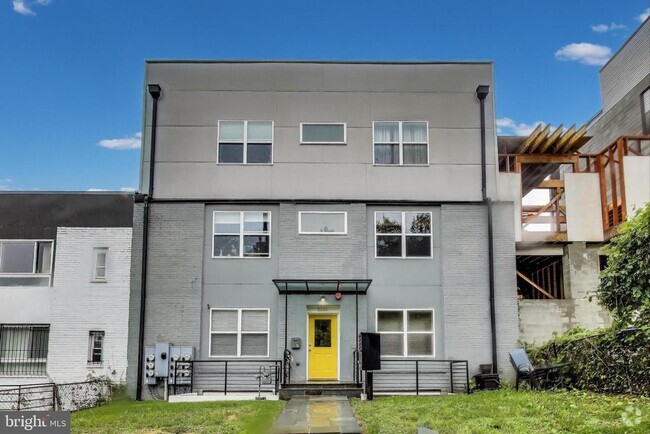 Building Photo - 2221 M St NE Unit 201 Rental