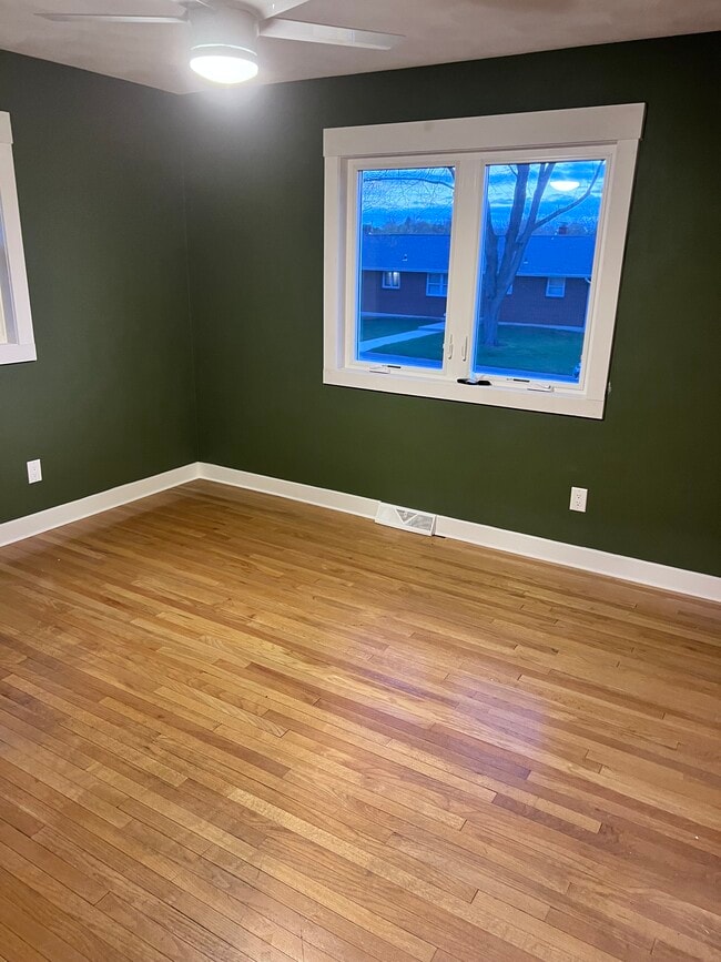 Photo - 1694 Earl Dr