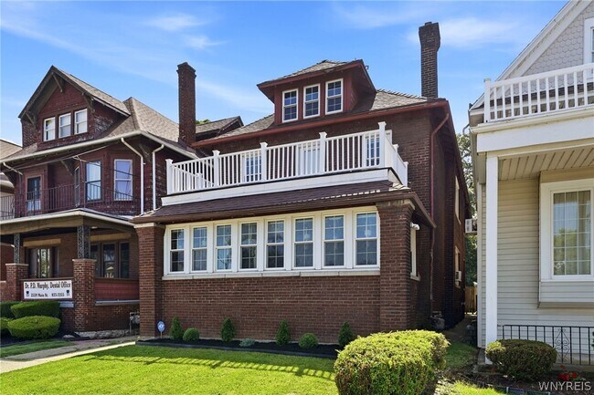 Photo - 2555 Main St