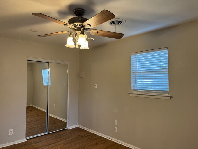 Photo - 409 E Lilly Ln
