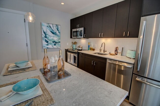 Nueva cocina del chef con isla de preparación - VIA Seaport Residences