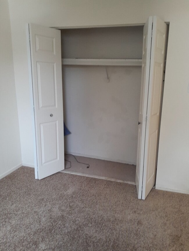 Dormitorio principal con amplio armario - 1624 Valley Dr