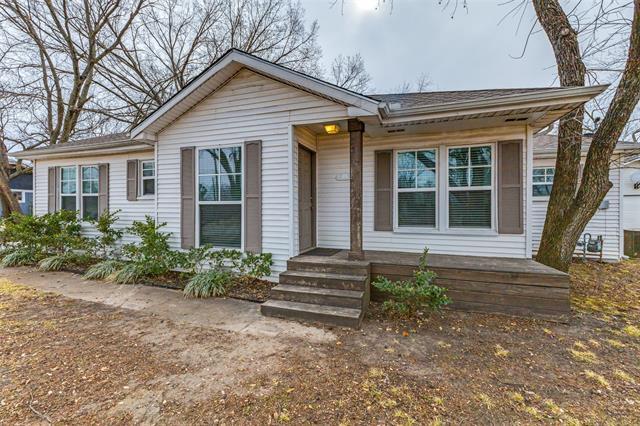 Photo - 305 W Trinity St