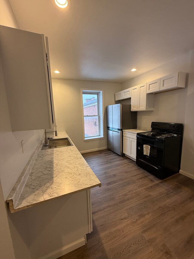 Kitchen - 250 High St Unit 3