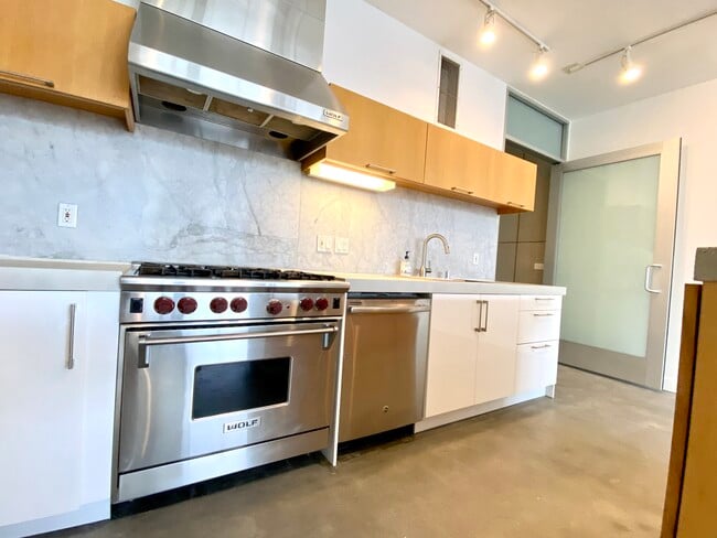 Building Photo - 615 Hampton Dr Unit A108