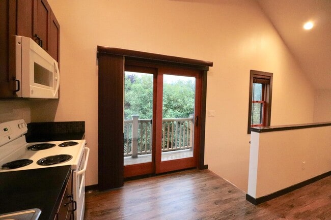 view to deck and stairs - 6864 Ne Oregon St