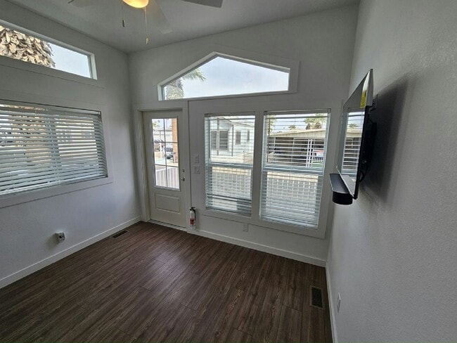 Building Photo - 303 N Lindsay Rd