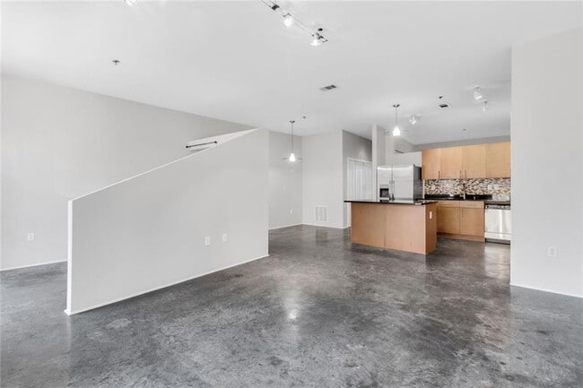 Photo - 560 Dutch Valley Rd NE Unit 2210