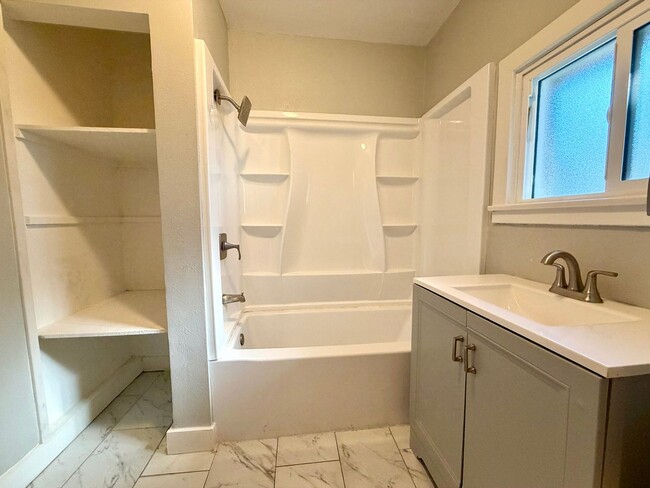 Photo - Beautifully updated 1 bed 1 bath in Thousand Oaks! All utilities included