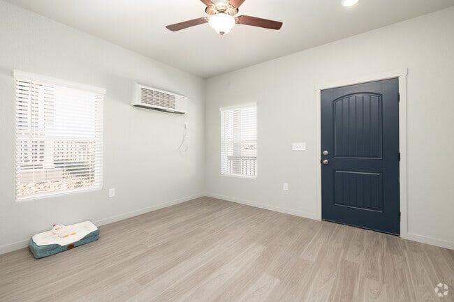 2BR, 1BA - 781SF - Living Room