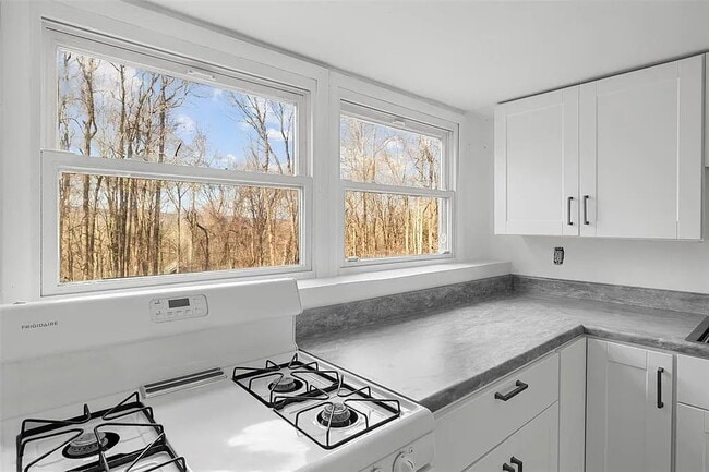 Photo - 167 N Putt Corners Rd Unit B