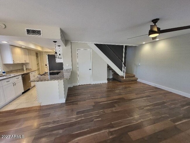 Photo - 711 E North Ln
