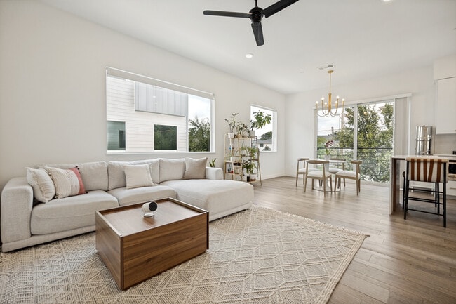 Sala de estar - 5018 Bryan St