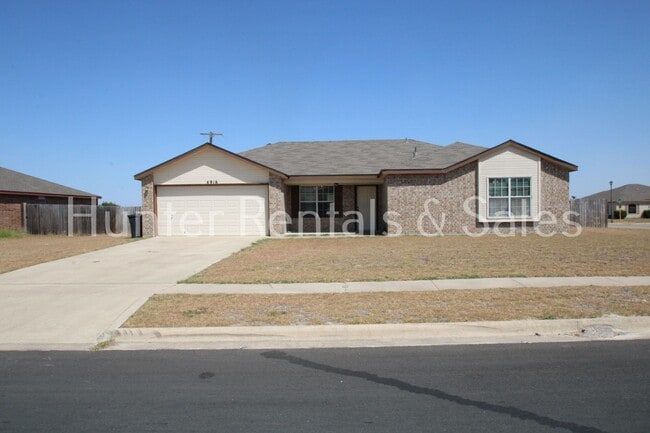 Building Photo - Spacious!