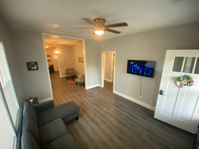 Building Photo - 3509 W 10th St Rental
