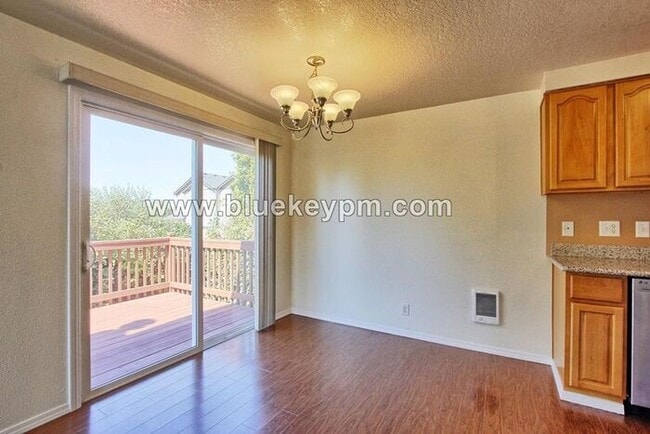Photo - $1545!!! 2 Bed, 1 Bath Condo Living Downtown Vancouver on 33rd and Kauffman