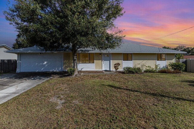 Building Photo - Great location with fully fenced yard Rental