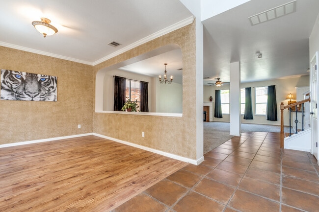 Photo - 815 Midway Cres