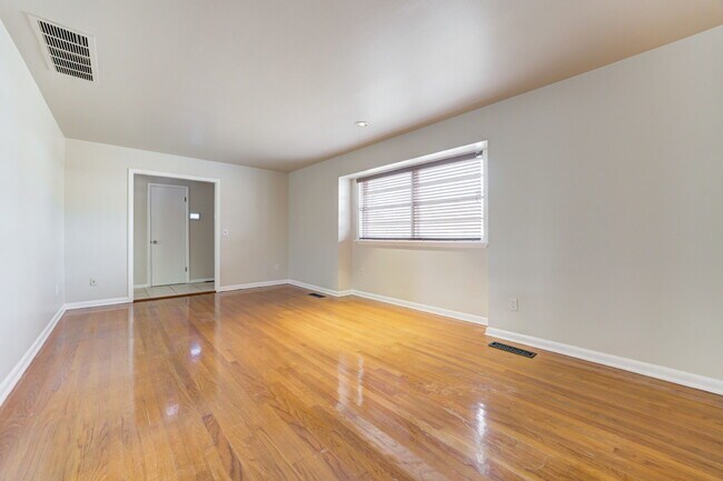 Photo - 5000 N Linn Ave