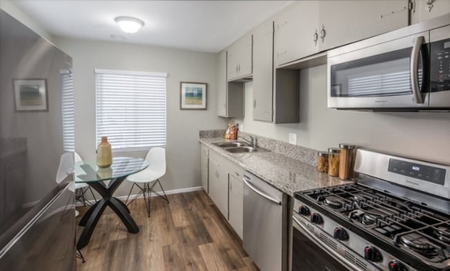 Photo - 4461 Menlo Ave Apartment