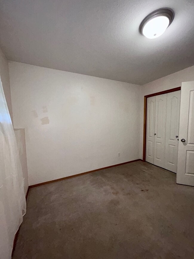 Photo - 4 Bed 1.5 Bath Unit in Red Deer, AB Unit 6225