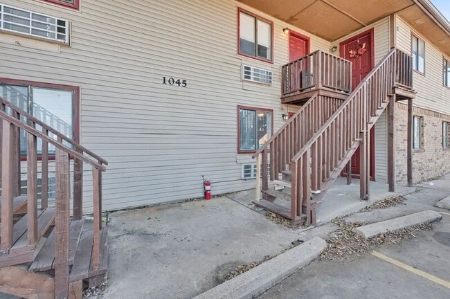 Building Photo - 1045 S Happy Hollow Rd