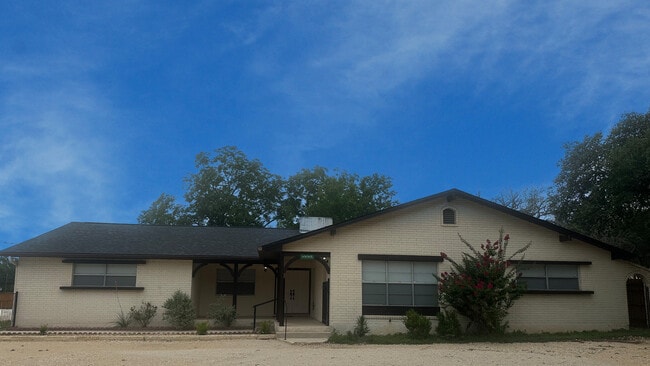 Building Photo - 101 Pine View Dr Rental