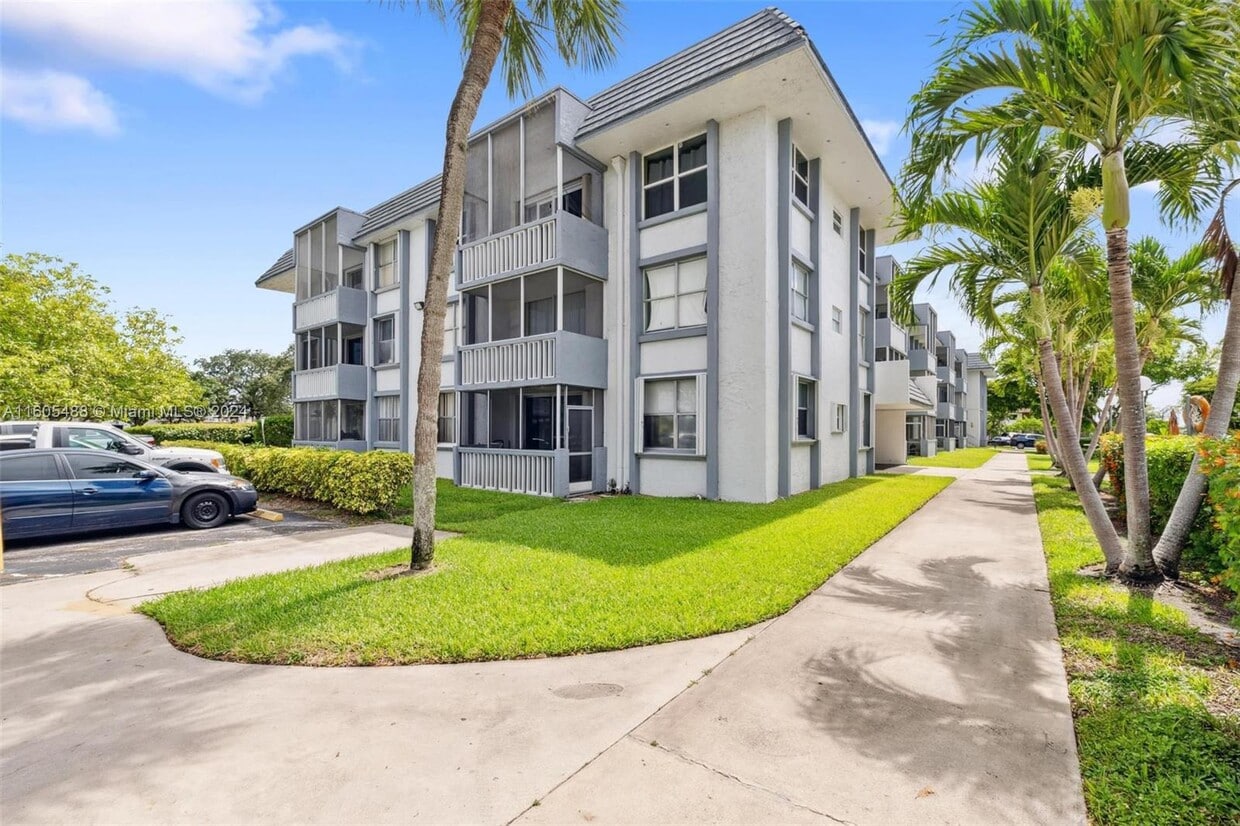 Photo - 1023 W 29th St (Hialeah, FL)