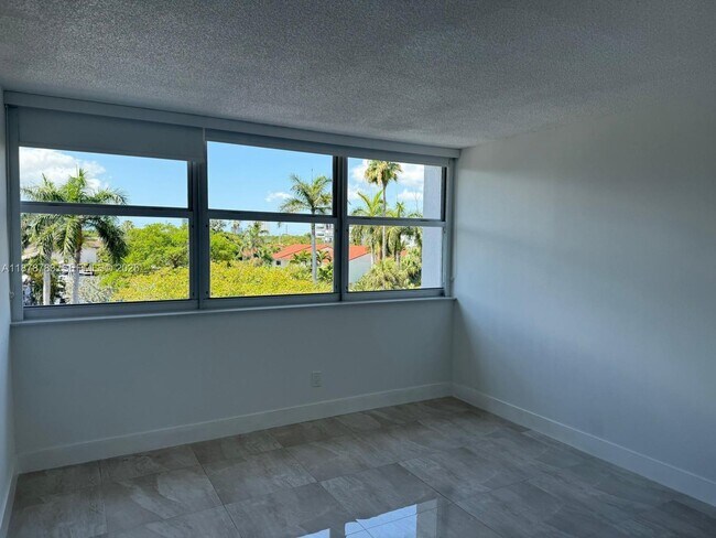 Photo - 16546 NE 26th Ave Unidad 4J