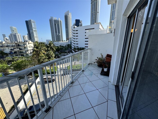 Photo - 17800 Atlantic Blvd Unidad PH15