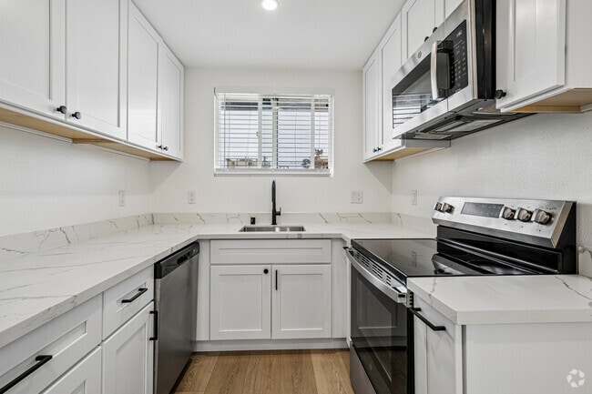 Penthouse - 3BR, 1BA - Kitchen