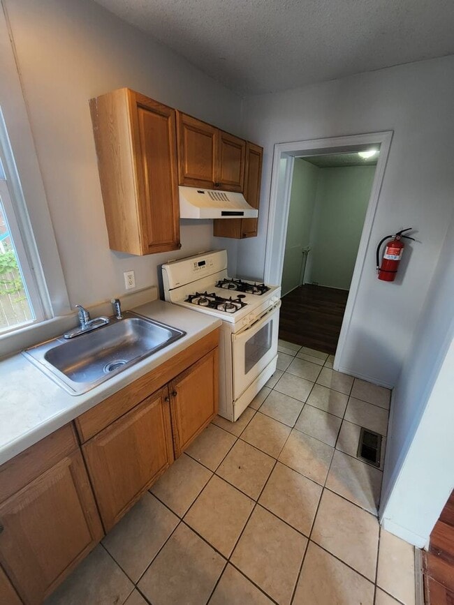 Building Photo - 2 Bedroom House- Ready for move in!