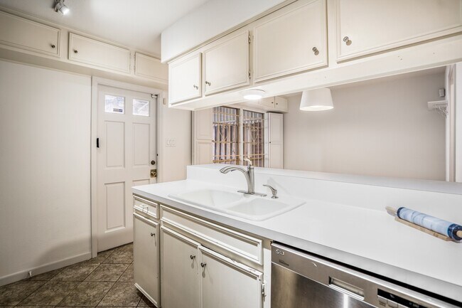 Photo - 4020 Roseland St