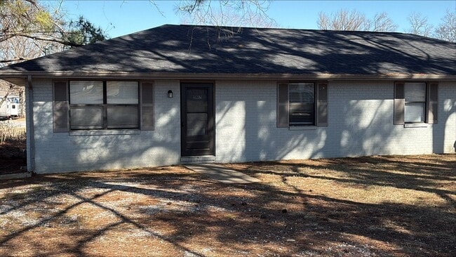 Building Photo - $500 OFF 1st FULL MONTHS RENT...Renovated 2 Bedroom Duplex in Manchester