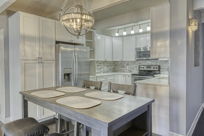 Building Photo - Luxurious 2 Bed, 2 Bath Condo with Stunning Views in Governor's Park! Unit 908