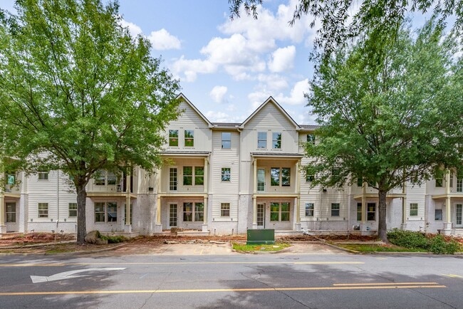 Building Photo - $1600 per bedroom - Five blocks from Bryant Denny Stadium - Available August 2026 – 5BR/5.5BA Lux...
