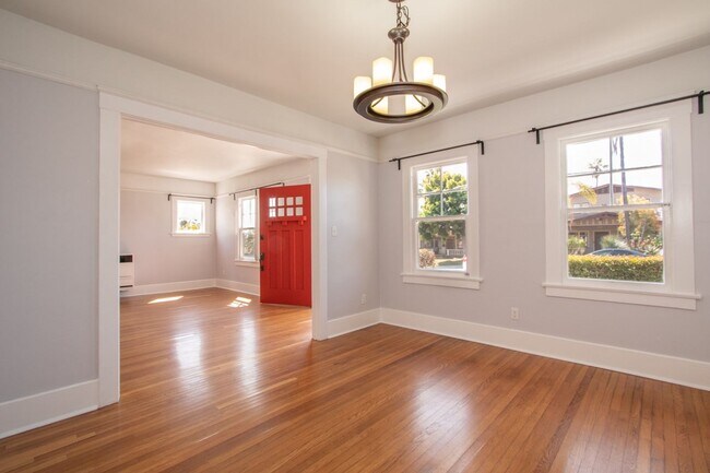 Photo - Charming North Park 2 Bed/1Bath with Washer/Dryer, Backyard & Parking! Unidad 3042