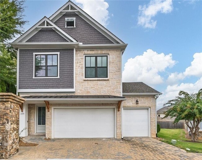 Building Photo - 109 Village Green Ave