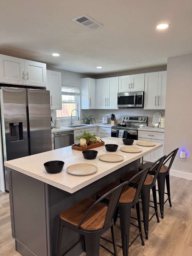 House close to UCF & Valencia with 4 Bedrooms for Students!