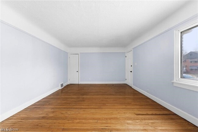 Photo - 876 Eloise Dr Unit Lower