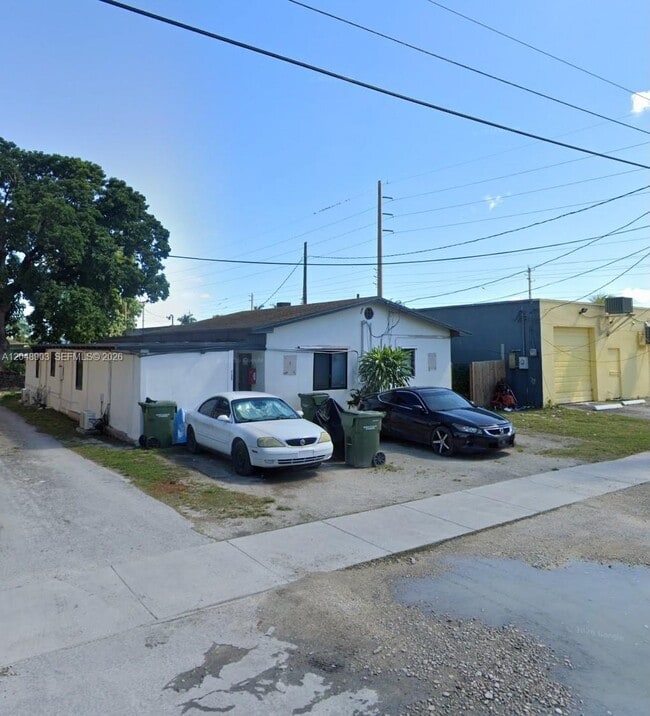 Building Photo - 725 SW 1st Ave Unit 1